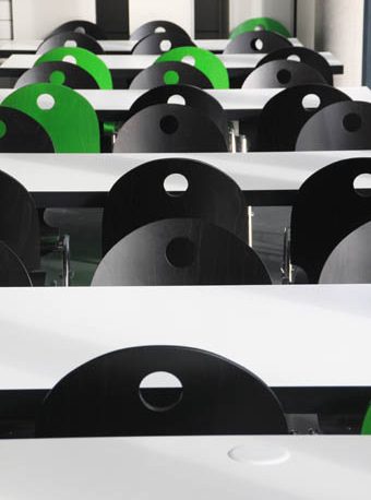 Stühle im Klassenzimmer