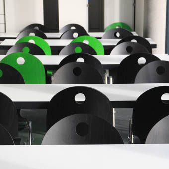 Stühle im Klassenzimmer