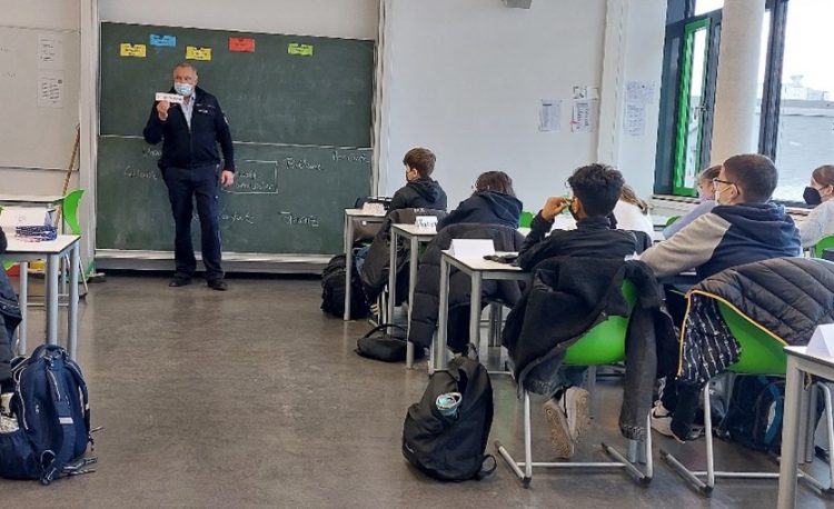 Jugendpolizei im Unterricht