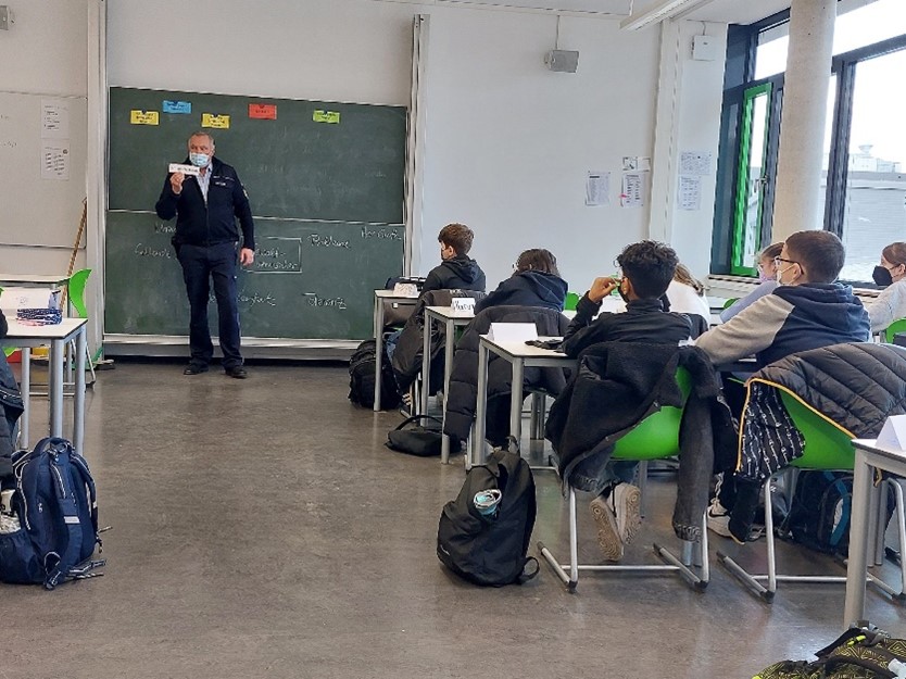 Jugendpolizei im Unterricht