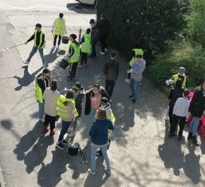 Schüler*innen der NSE sind mit gelben Warnwesten bekleidet und starten zur Stadtteilputze