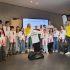 Die Vorsitzenden des Fördervereins, Alexander Hampel und Ivana Zumbiel, überreichten die neuen Schultrikots an Schülerinnen und Schüler der Elisabeth-Selbert-Realschule. Ihren ersten großen Auftritt haben die Trikots am kommenden Sonntag beim EZ-Citylauf.