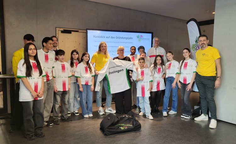 Die Vorsitzenden des Fördervereins, Alexander Hampel und Ivana Zumbiel, überreichten die neuen Schultrikots an Schülerinnen und Schüler der Elisabeth-Selbert-Realschule. Ihren ersten großen Auftritt haben die Trikots am kommenden Sonntag beim EZ-Citylauf.