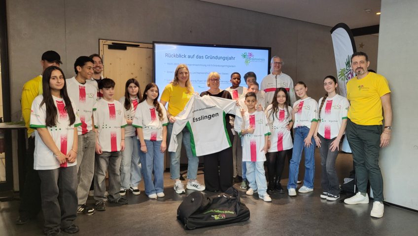 Die Vorsitzenden des Fördervereins, Alexander Hampel und Ivana Zumbiel, überreichten die neuen Schultrikots an Schülerinnen und Schüler der Elisabeth-Selbert-Realschule. Ihren ersten großen Auftritt haben die Trikots am kommenden Sonntag beim EZ-Citylauf.