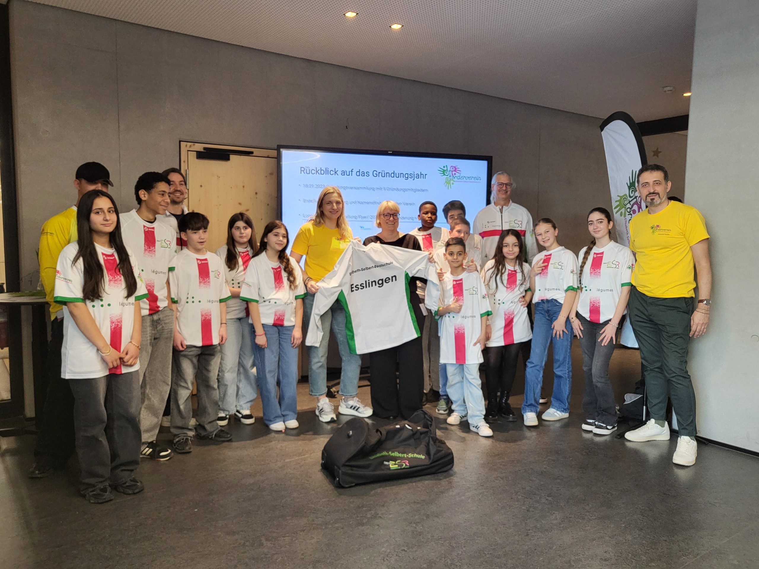 Die Vorsitzenden des Fördervereins, Alexander Hampel und Ivana Zumbiel, überreichten die neuen Schultrikots an Schülerinnen und Schüler der Elisabeth-Selbert-Realschule. Ihren ersten großen Auftritt haben die Trikots am kommenden Sonntag beim EZ-Citylauf.